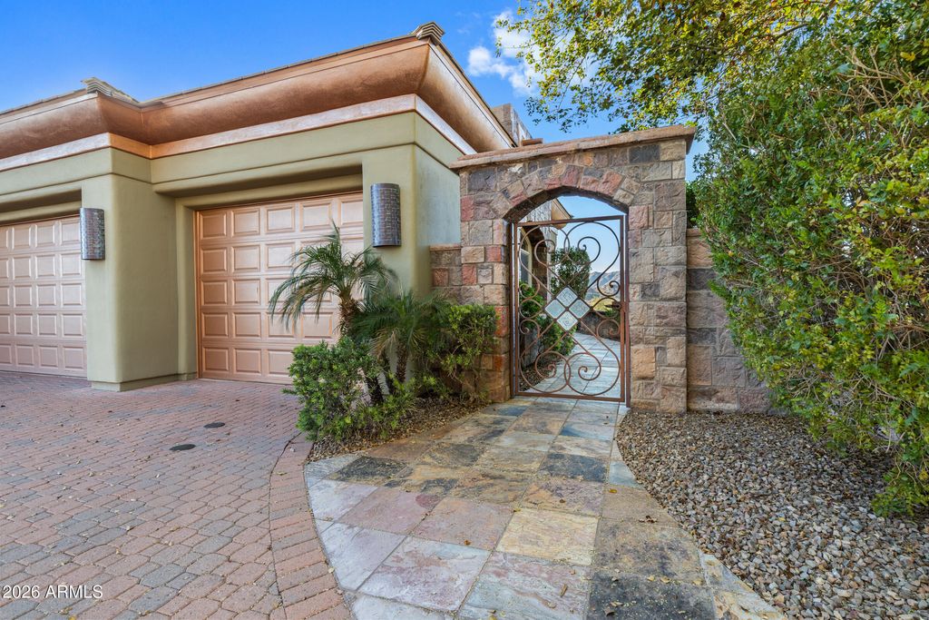 Image 5 of property listing at 1915 E MUIRWOOD Drive, Phoenix, AZ 85048