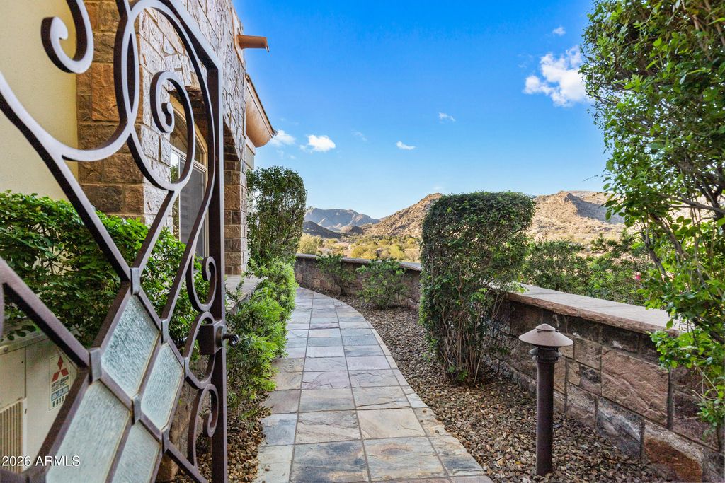 Image 6 of property listing at 1915 E MUIRWOOD Drive, Phoenix, AZ 85048