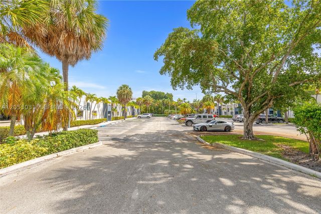8125 NW 33rd St, Doral, FL 33122