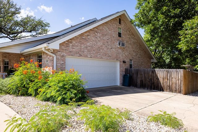 1800 Foothills Dr, Kerrville, TX 78028