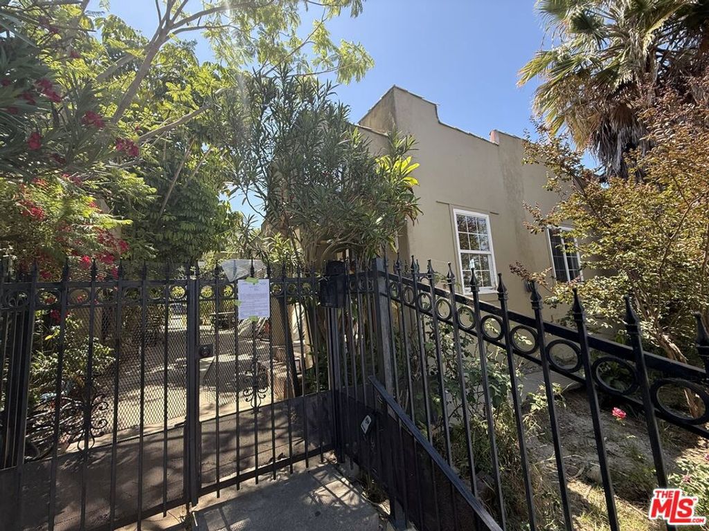 324 Douglas Street, Los Angeles, CA 90026