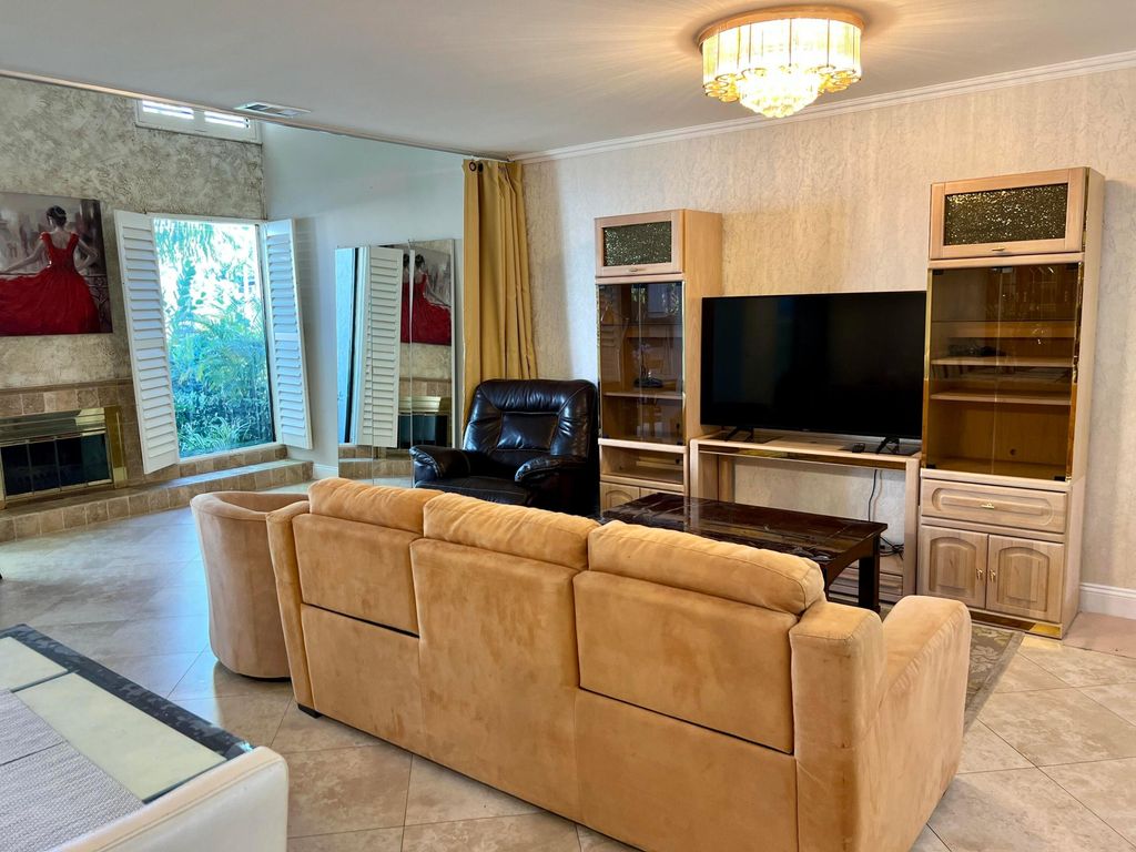 6075 Glendale Drive, Boca Raton, FL 33433