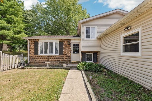 710 Greenbriar Lane, Lindenhurst, IL 60046