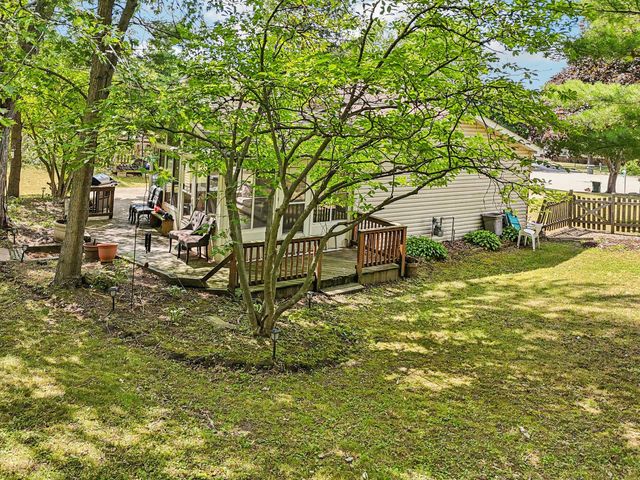 710 Greenbriar Lane, Lindenhurst, IL 60046