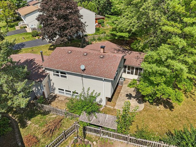 710 Greenbriar Lane, Lindenhurst, IL 60046