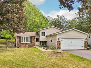 710 Greenbriar Lane, Lindenhurst, IL 60046