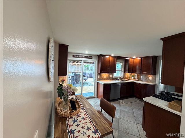39 Fawn Trail, West Seneca, NY 14224