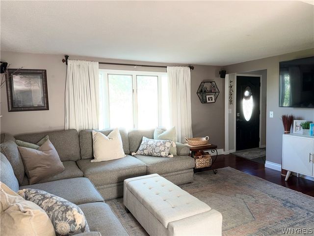39 Fawn Trail, West Seneca, NY 14224