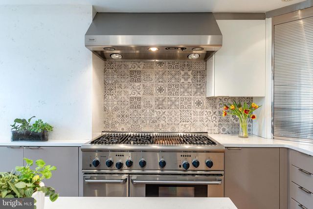 254 S 3RD ST, Philadelphia, PA 19106