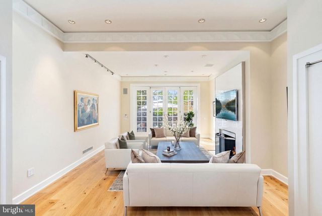 254 S 3RD ST, Philadelphia, PA 19106