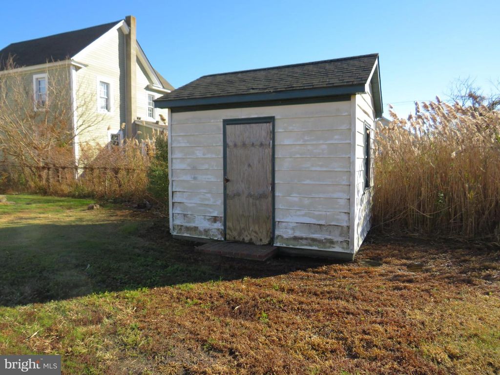 Image 3 of property listing at 118 S SECOND ST, Crisfield, MD 21817