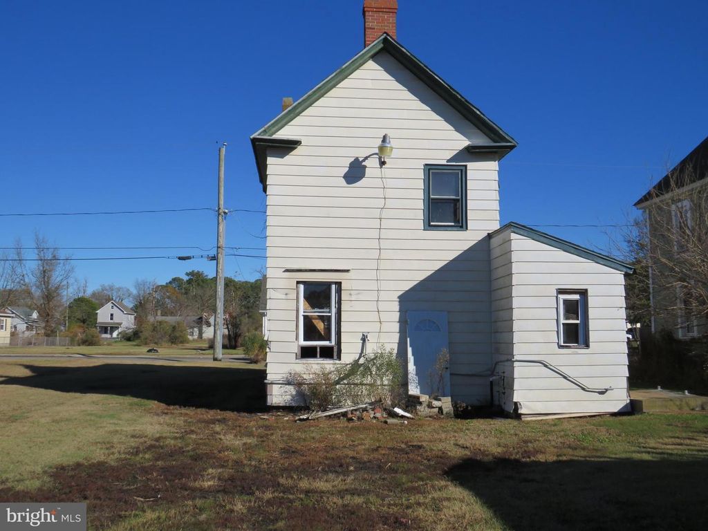 Image 4 of property listing at 118 S SECOND ST, Crisfield, MD 21817