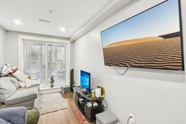 271 W 5th St, Boston, MA 02127