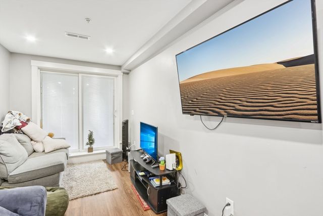 271 W 5th St, Boston, MA 02127