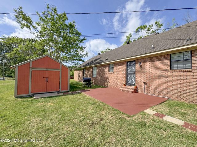 408 Hunters Parkway, Batesville, MS 38606