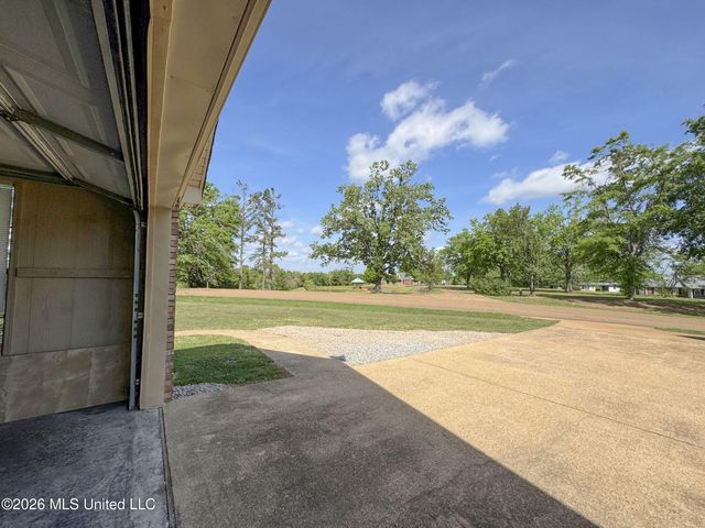 408 Hunters Parkway, Batesville, MS 38606