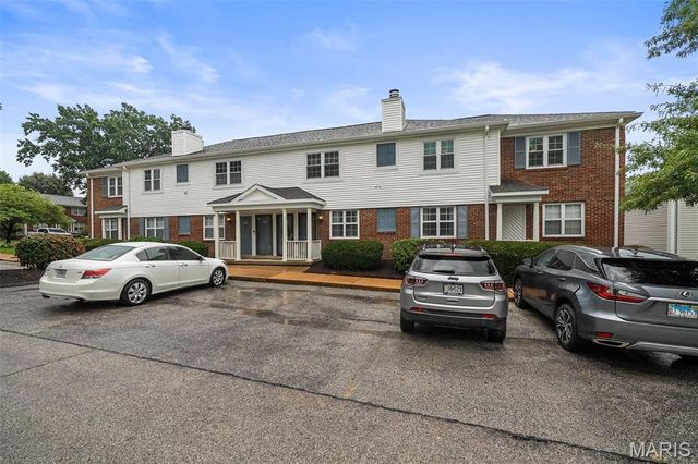 9172 Eager Road, Brentwood, MO 63144