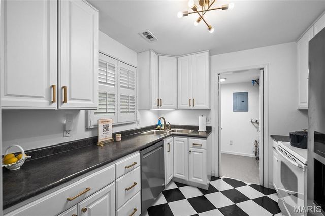 9172 Eager Road, Brentwood, MO 63144
