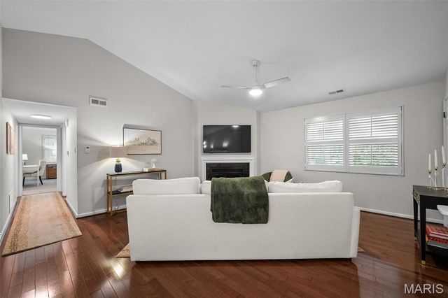 9172 Eager Road, Brentwood, MO 63144