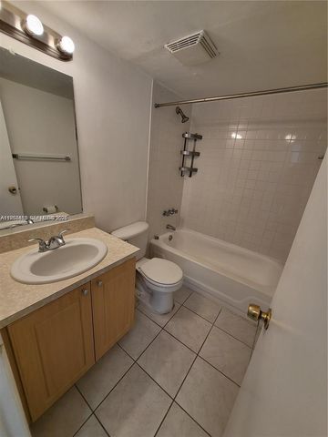 405 S Pine Island Road 202D, Plantation, FL 33324
