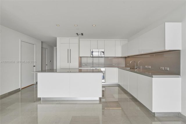 88 SW 7th St 3710, Miami, FL 33130