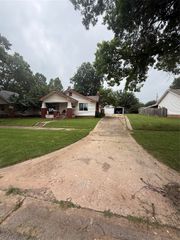 1522 S 9th Street, Chickasha, OK 73018