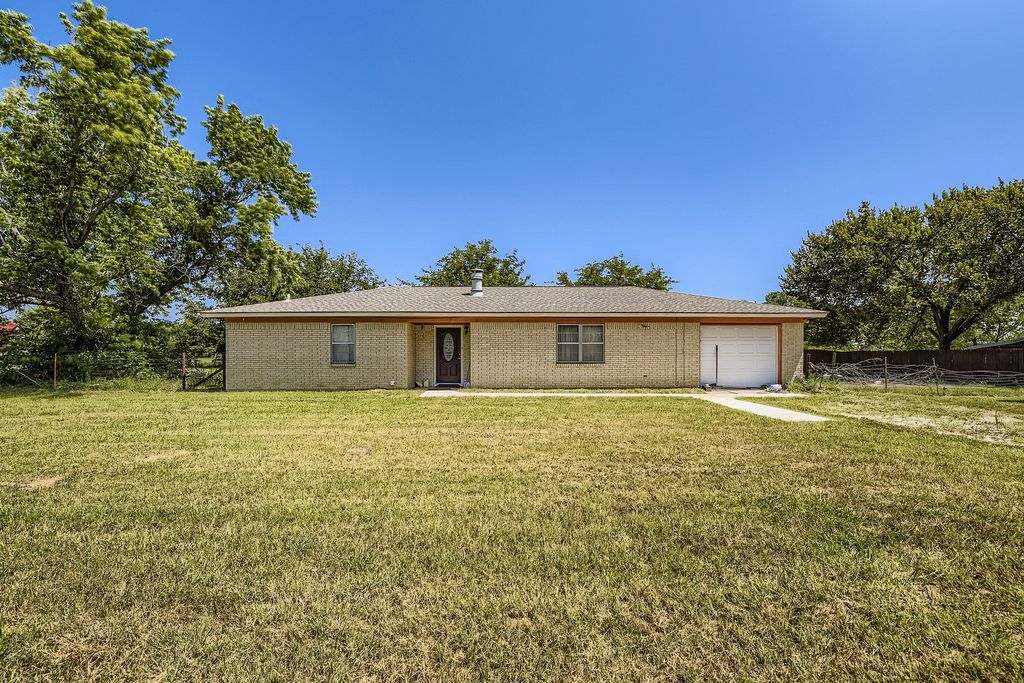 1315 Hutchins Lane, Reno, TX 76082