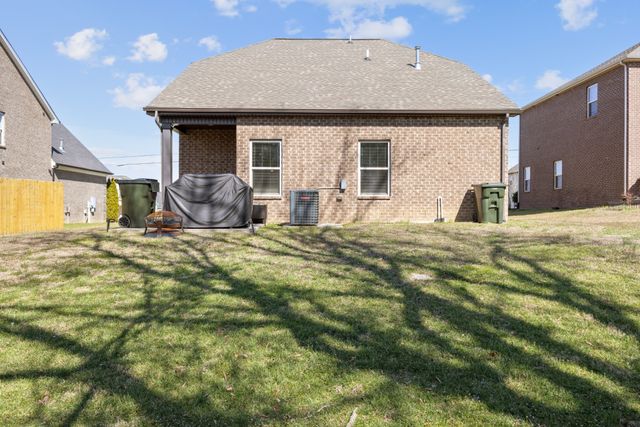 1033 Windemere Dr, Gallatin, TN 37066