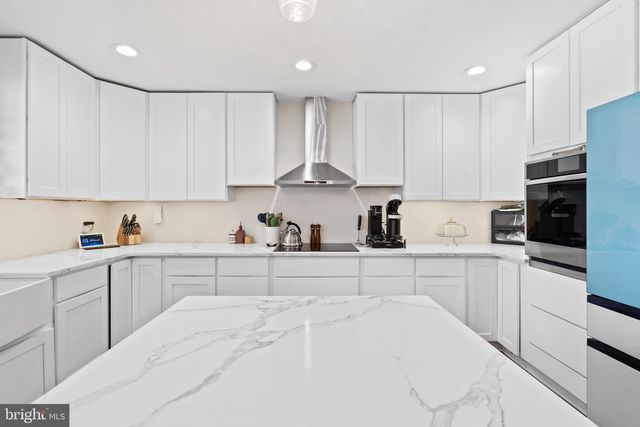16 CANOEBIRCH RD, Levittown, PA 19057