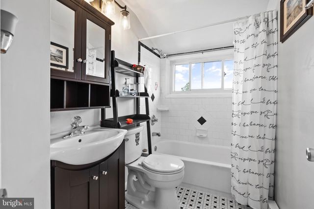 16 CANOEBIRCH RD, Levittown, PA 19057