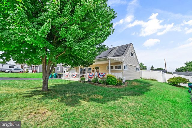 16 CANOEBIRCH RD, Levittown, PA 19057