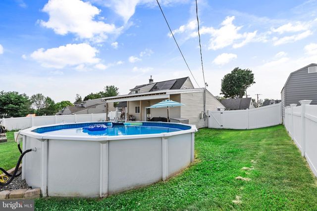 16 CANOEBIRCH RD, Levittown, PA 19057