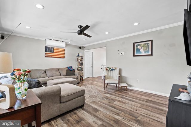 16 CANOEBIRCH RD, Levittown, PA 19057