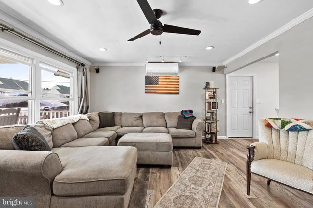 16 CANOEBIRCH RD, Levittown, PA 19057