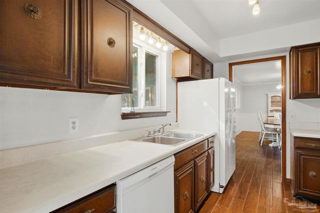 1253 Redwood Ln, Gulf Breeze, FL 32563