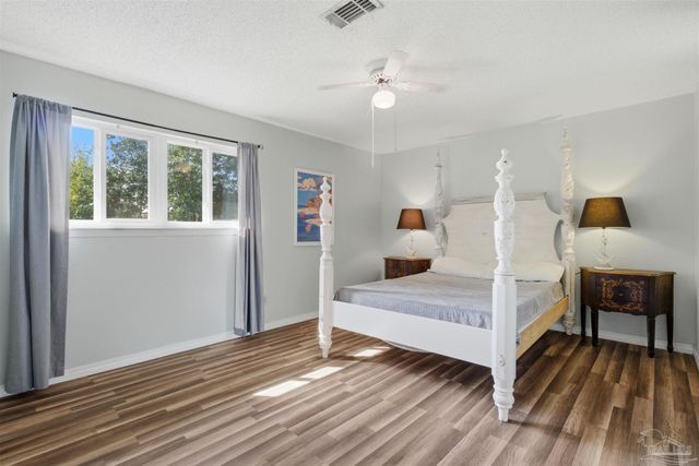 1253 Redwood Ln, Gulf Breeze, FL 32563