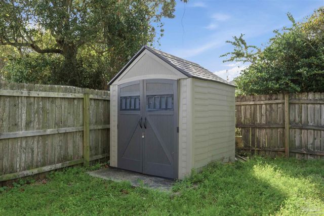 1253 Redwood Ln, Gulf Breeze, FL 32563