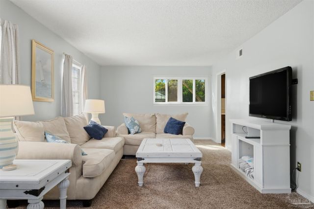 1253 Redwood Ln, Gulf Breeze, FL 32563