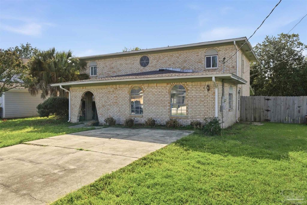 1253 Redwood Ln, Gulf Breeze, FL 32563