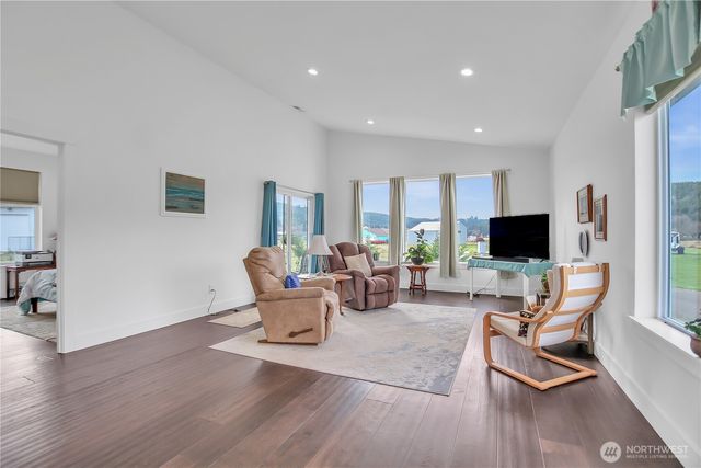 30 Nature Loop, Cathlamet, WA 98612