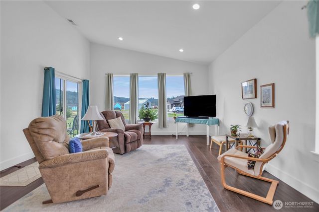 30 Nature Loop, Cathlamet, WA 98612