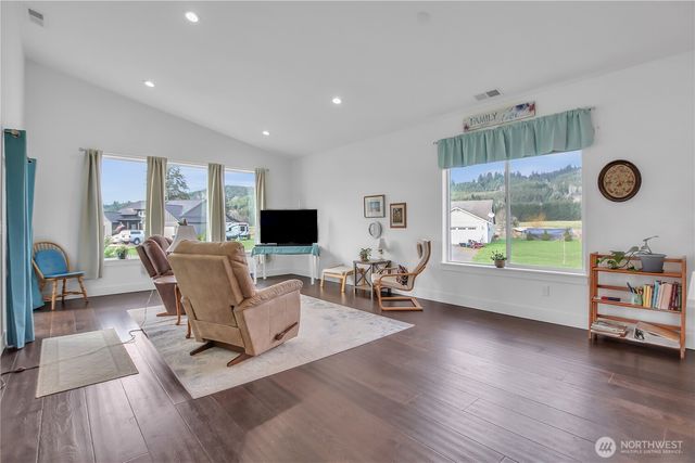 30 Nature Loop, Cathlamet, WA 98612