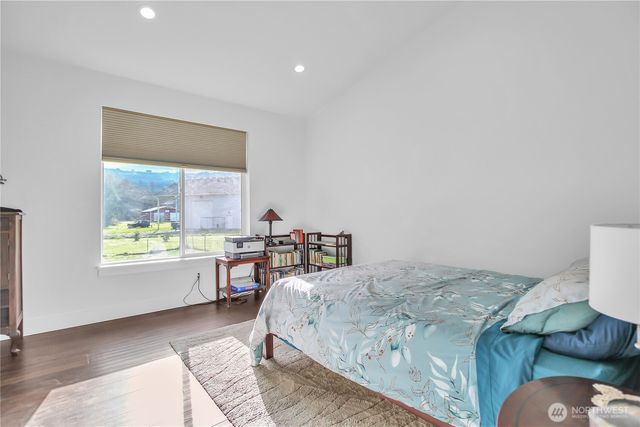 30 Nature Loop, Cathlamet, WA 98612