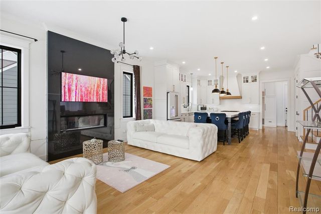 1211 E Lincoln Street, Birmingham, MI 48009