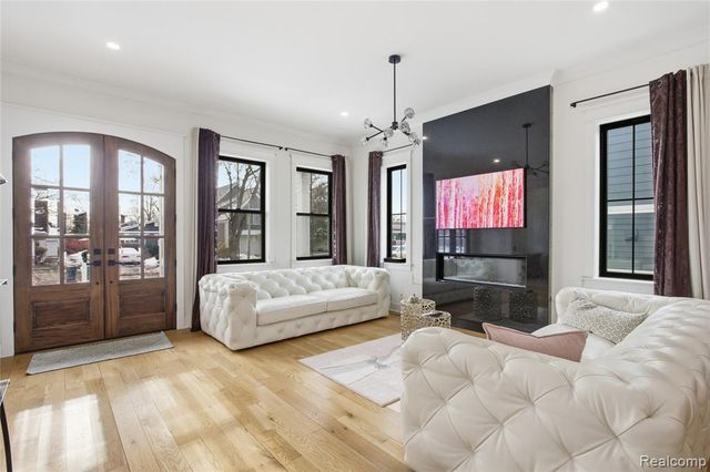 1211 E Lincoln Street, Birmingham, MI 48009