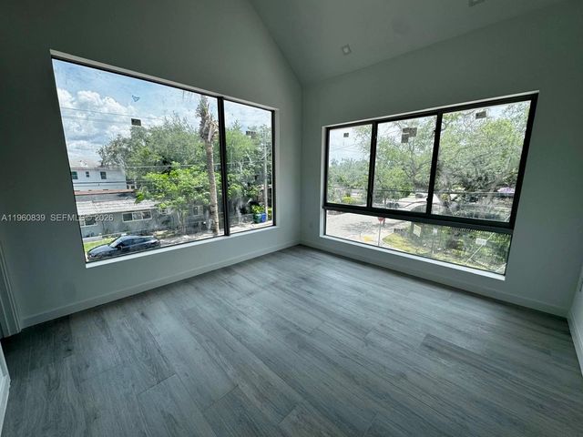 3204 Plaza St, Miami, FL 33133