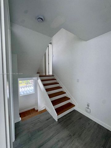 3204 Plaza St, Miami, FL 33133