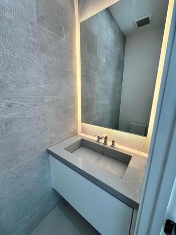 3204 Plaza St, Miami, FL 33133