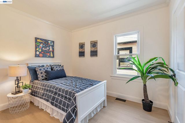 6927 Sunkist Dr, Oakland, CA 94605