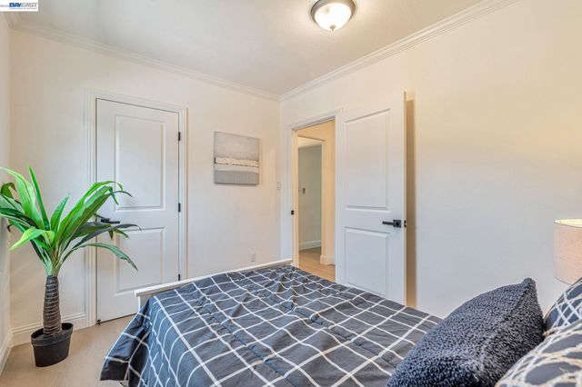 6927 Sunkist Dr, Oakland, CA 94605